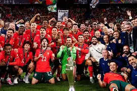 爱游戏-关于AC米兰球员集体庆祝胜利，喜悦洋溢的信息